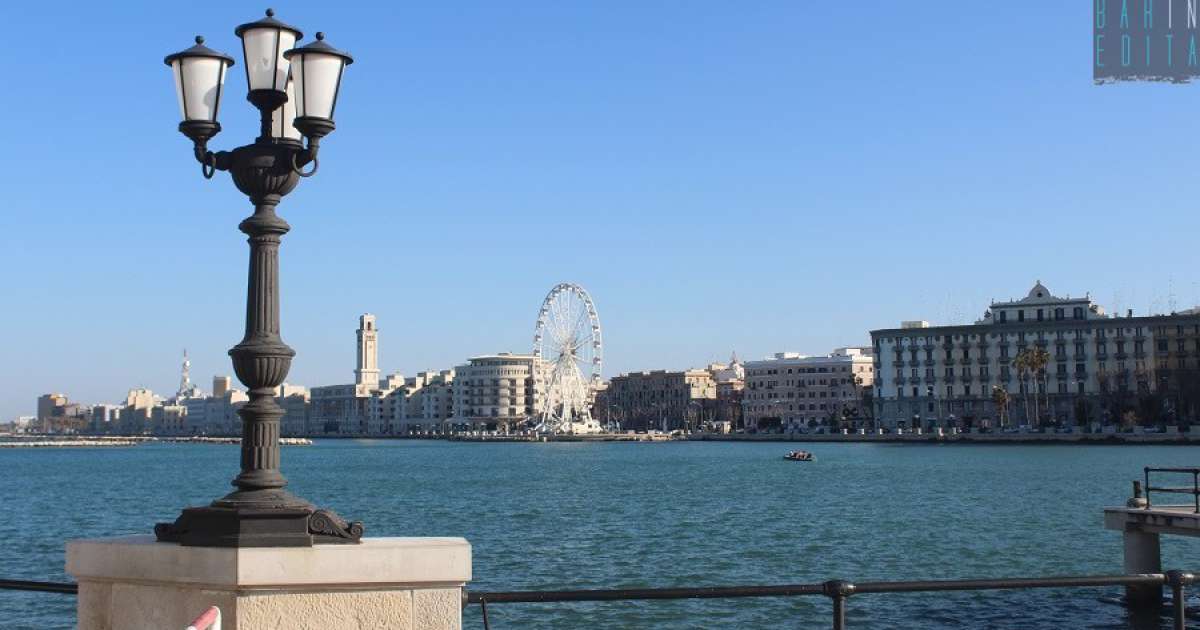 Bari, la travagliata e antica storia dei 197 iconici lampioni del lungomare 